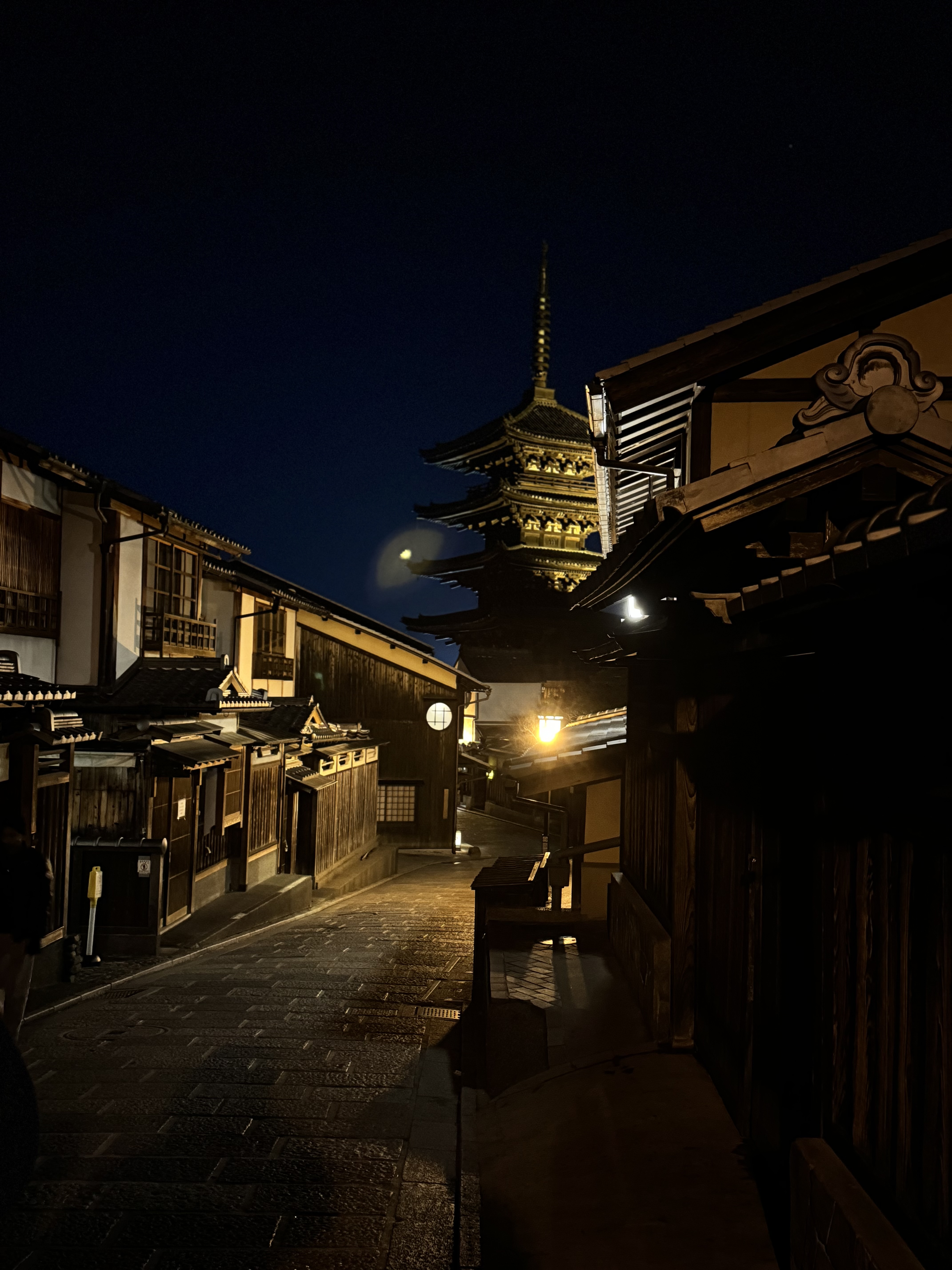 Ninenzaka at night